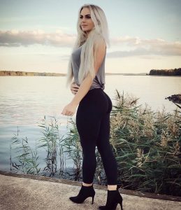 Anna-Nystrom-tight-fit-booty