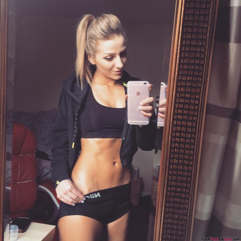 fit-girl-selfie-tugging