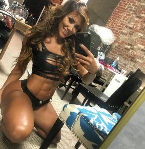 hardbody-Sonia-Isaza-selfie